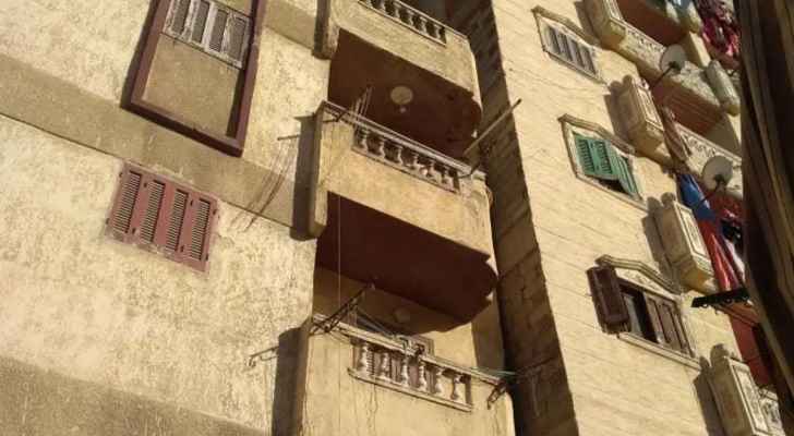 حادث مأساوي.. طفل يلقى بشقيقه الرضيع من الطابق الثامن