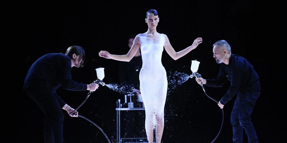 عرض ساحر.. بيلا حديد ترتدي فستانًا رُش على جسدها أمام الحاضرين في باريس (فيديو)