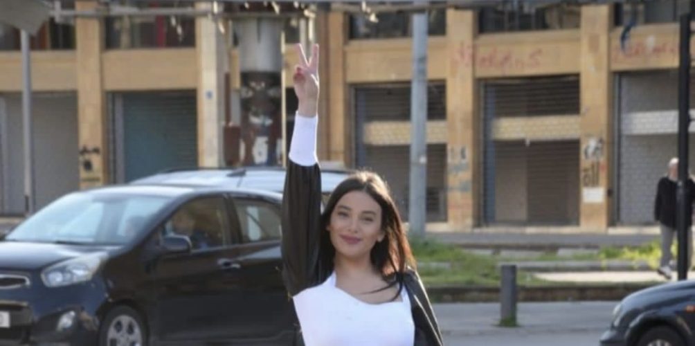 بعد اقتحامها للبنك.. الإفراج عن سالي حافظ