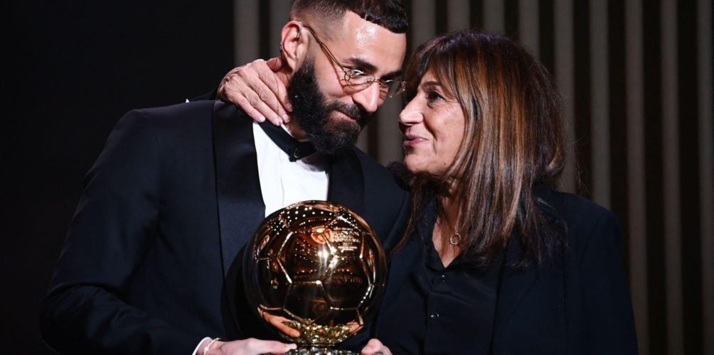 « مرضي الوالدين ».. تعامل كريم بنزيما مع والدته في ليلة تتويجه بالكرة الذهبية ينال إعجاب محبيه