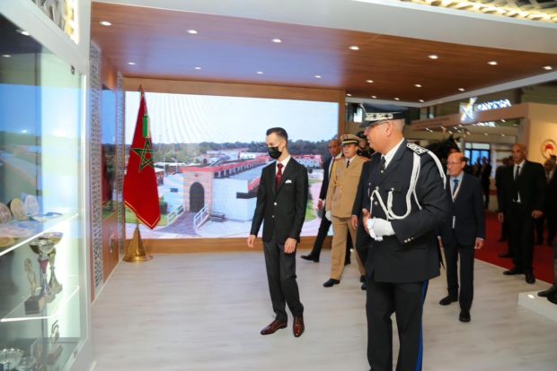 نخوة وهيبة وكاريزما.. الأمير مولاي الحسن يخطف الأنظار خلال زيارته رواق مديرية الأمن في معرض الفرس (صور)