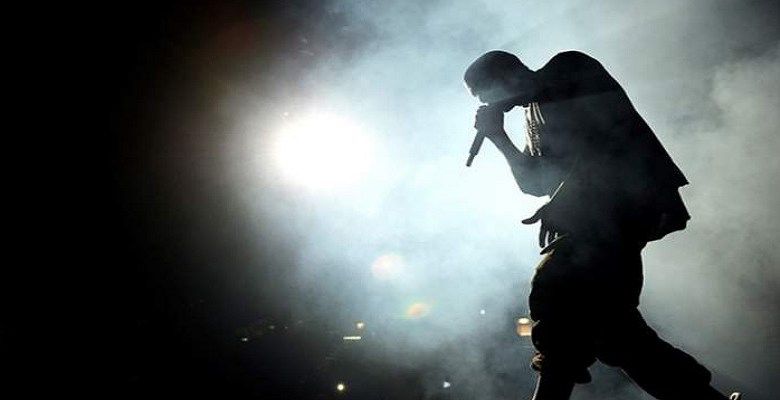 أمام الجمهور.. وفاة مطرب شهير على خشبة المسرح