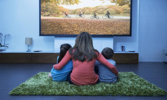 يعزز نمو دماغه.. فوائد صحية لمشاهدة الوالدين التلفاز مع الطفل