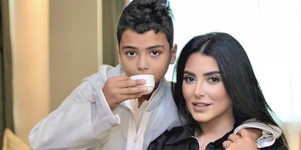 طلبت من محبيها الدعاء لها.. فاتي جمالي تعاني من الاكتئاب والحزن بسبب ابتعادها عن ابنها الوحيد (صورة)