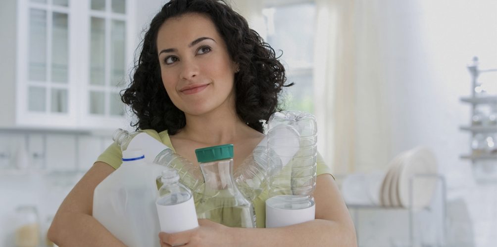 في علب الطعام ومواد بلاستيكية.. مادة كيميائية سامة في المنازل تزيد من خطر إصابة النساء بالأورام