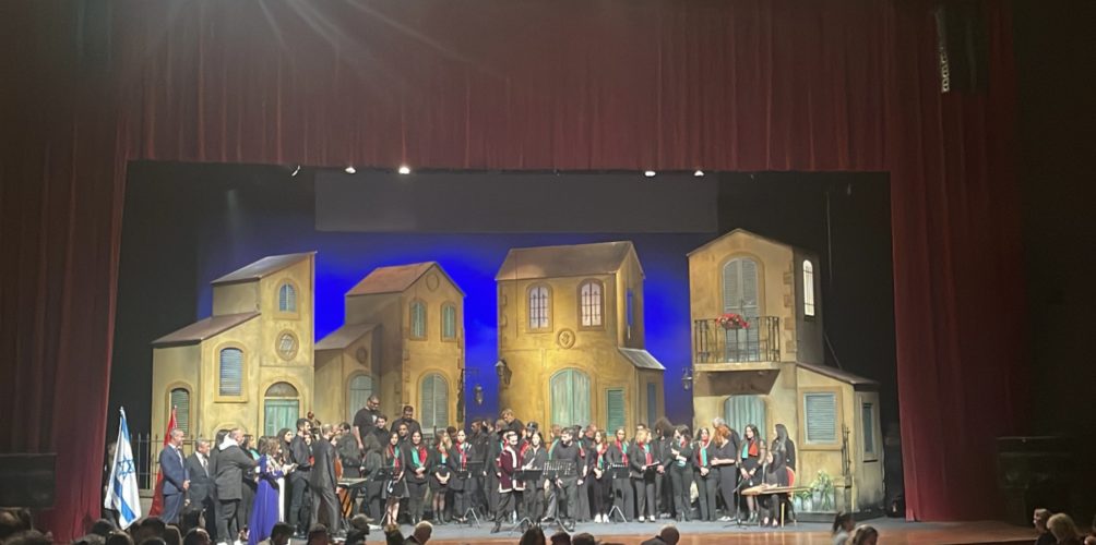 مسرح محمد الخامس في الرباط.. مغاربة وإسرائليون يغنون مع بعض النشيد الوطني المغربي واليهودي (صور وفيديوهات)