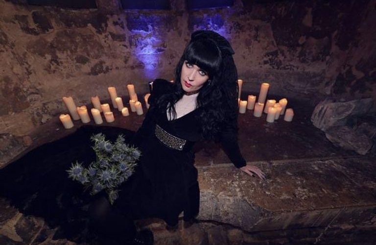 « الحماق » في أبهى تجلياته.. مغنية بريطانية تعلن زواجها من شبح (صور)