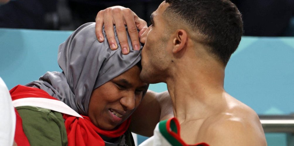 بعد قبلته لها.. حكيمي ووالدته حديث العالم (صور)