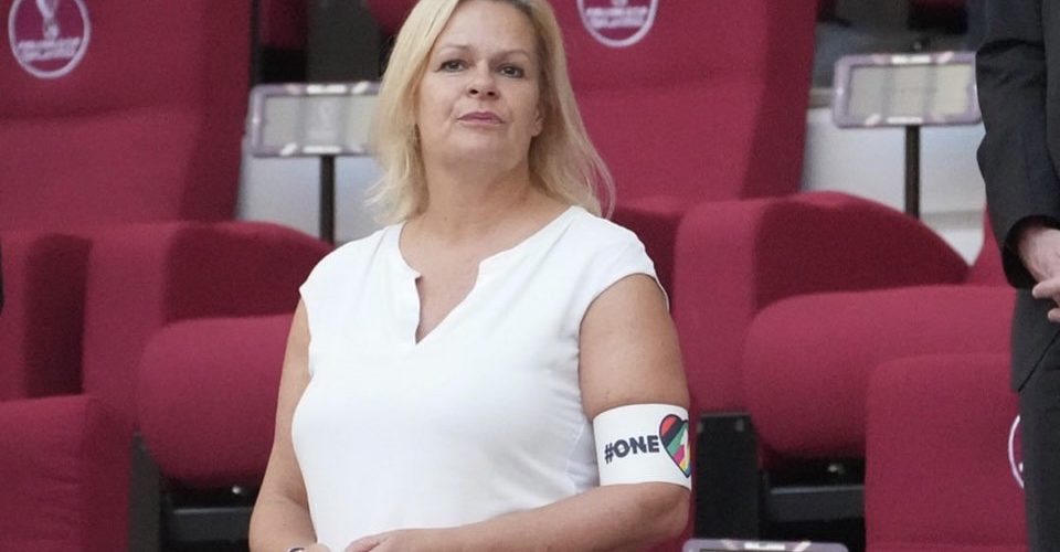 غير مبالية بتعليمات الفيفا.. وزيرة الداخلية الألمانية ترتدي شارة « المثليين » في المدرجات