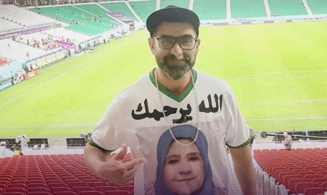لاستحضار ذكراها.. قصة مشجع مغربي ارتدى قميصا يحمل صورة والدته التي توفيت قبل انطلاق مونديال قطر