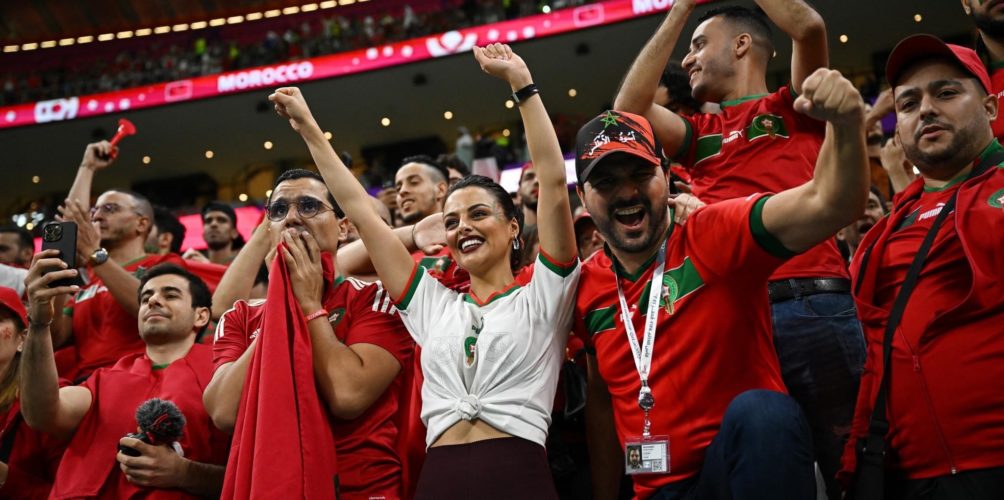  دائما في الموعد.. مغاربة من أجيال مختلفة يشجعون أسود الأطلس في مدرجات ملعب « البيت » (صور)