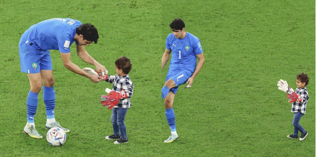 رفقة ابنه.. ياسين بونو يحتفل بتأهل أسود الأطلس إلى نصف نهائي المونديال (صور)