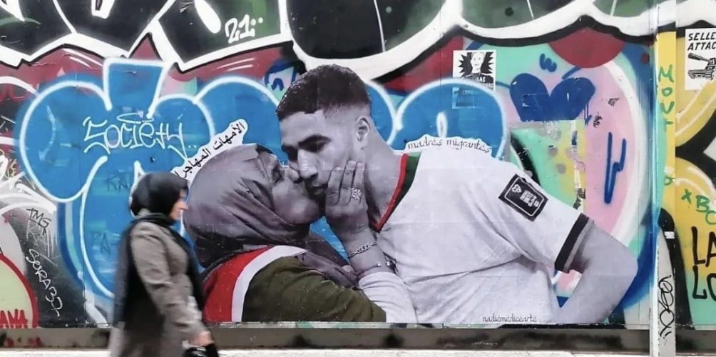 بين أجمل الصور في مونديال قطر.. جدارية لأشرف حكيمي ووالدته في شوارع برشلونة