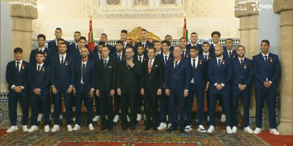 الرباط.. جلالة الملك يستقبل أعضاء المنتخب الوطني لكرة القدم ويوشحهم بأوسمة ملكية