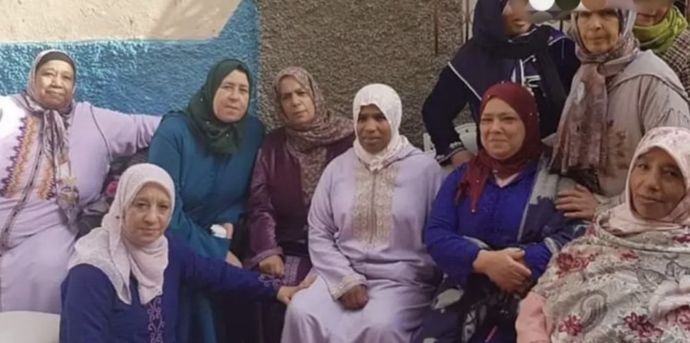 مجددا.. تواضع وبساطة والدة الدولي أشرف حكيمي حديث مواقع التواصل الاجتماعي (صورة)