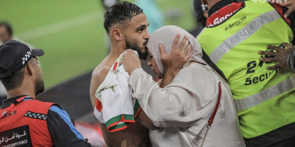 بعد التأهل.. بوفال يقبل رأس والدته فرحا