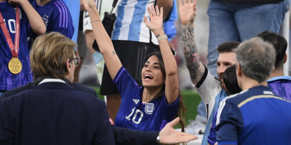 وراء كل رجل عظيم امرأة.. زوجة ميسي تخطف الأنظار في نهائي مونديال قطر (صور)