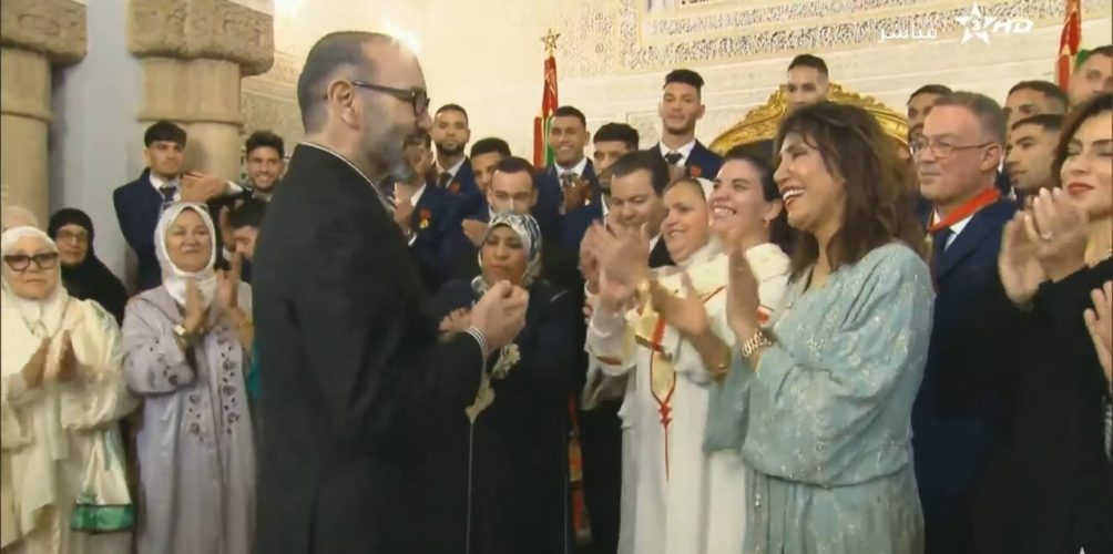 البساطة والعفوية.. أمهات أسود الأطلس يخطفن الأنظار في الاستقبال الملكي في الرباط (صور)