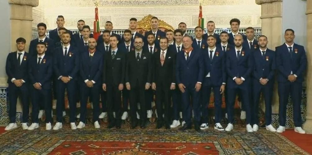 الاستقبال الأسطوري.. أسود الأطلس سعداء بجلالة الملك والمغاربة (صور)