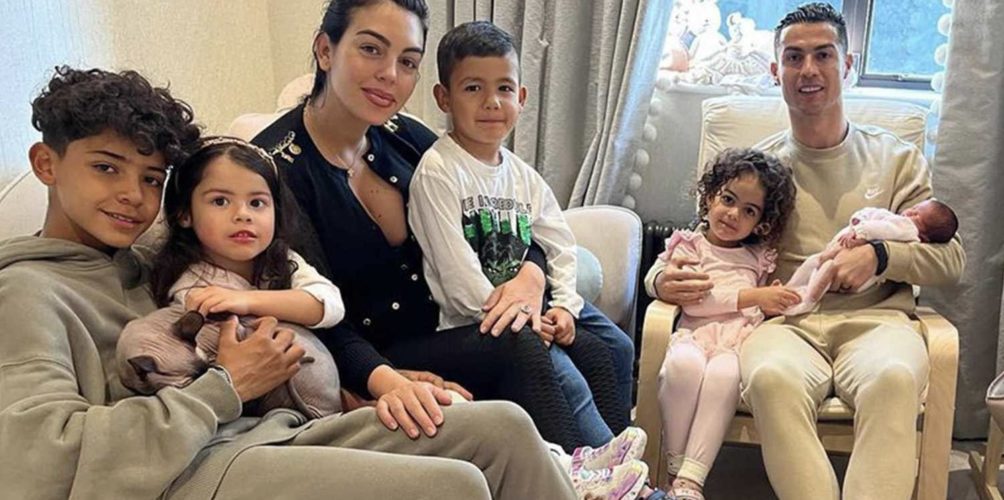 يتكون من 8 غرف وشلال ومسبح أولمبي.. قصر لرونالدو وعائلته في السعودية