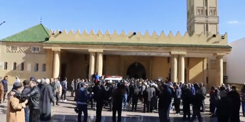 بحضور زملاء لها.. مراسم دفن خديجة أسد في مقبرة الشهداء في البيضاء إلى جانب زوجها (فيديو)