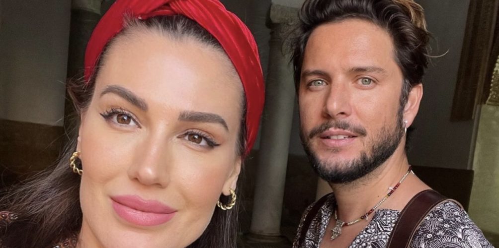 رفقة زوجته.. المغني الإسباني مانويل كاراسكو يحل بمراكش (صور)