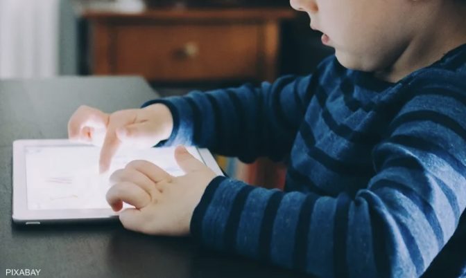 على نموهم.. دراسة تحذر من تأثير الأجهزة الذكية على الأطفال