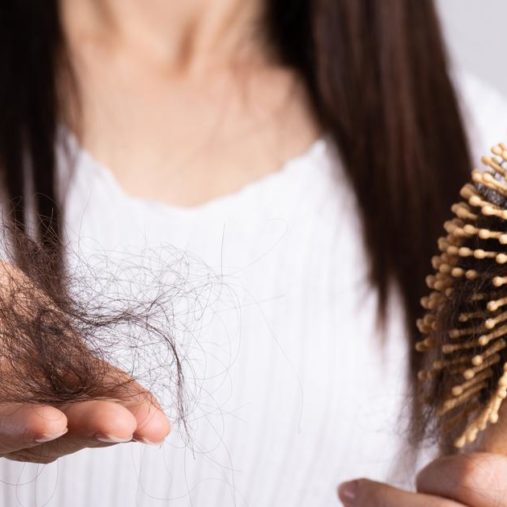 لا تتجاهلن ذلك.. تساقط الشعر لدى النساء قد يدل على مرض خطير!