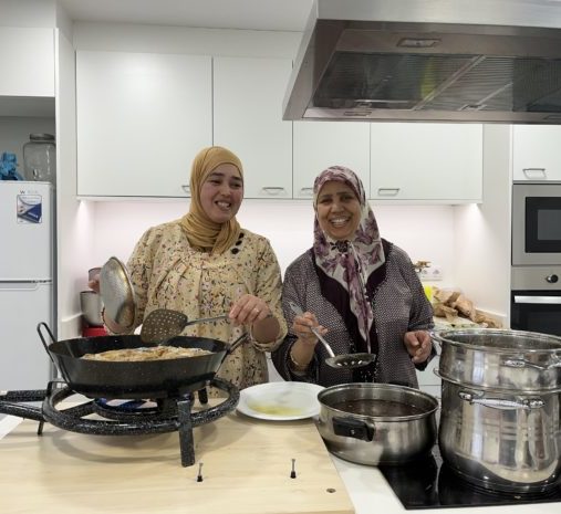 كاتالونيا.. مغربيات يقدمن وجبة الإفطار لـ150 صائم في رمضان في إسبانيا (صور)