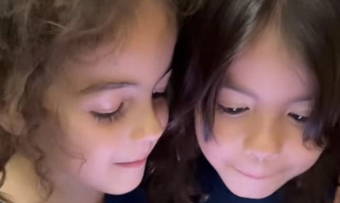 بعد شهرين على تواجدهما في السعودية.. ابنتا رونالدو تخطفان الأنظار بتكلمهما باللغة العربية (فيديو)