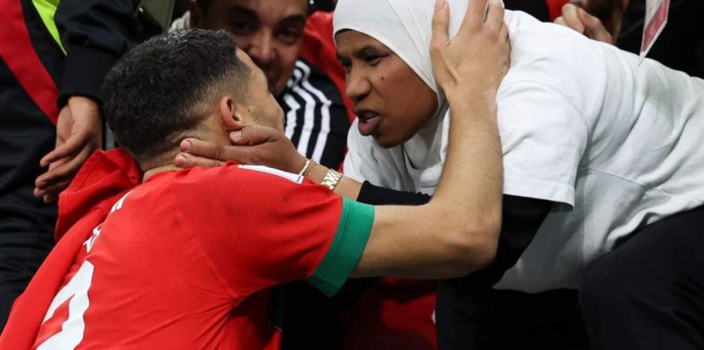 والدة حكيمي: ولدي حلف ليا باللي بريء… وهو معروف بأخلاقو العالية