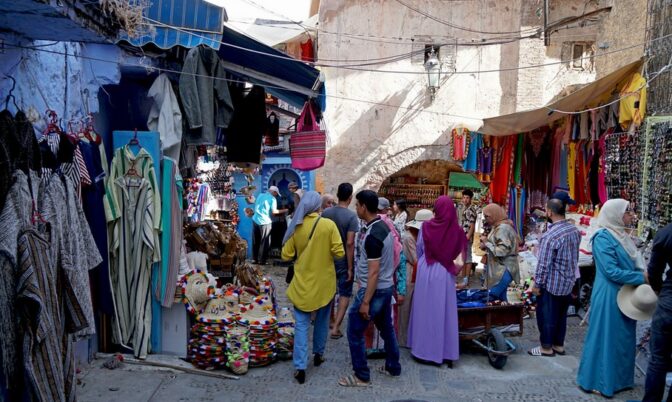 صدقة وصلة رحم وإسعاد للآخر.. ما هي دلالة عبارة « العواشر »؟