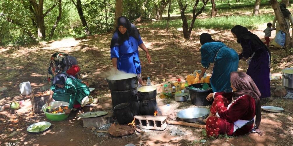 مغربيات حرات.. نساء قرى ورزازات يشتغلن كخلية نحل لإطعام الأسر المتضررة من زلزال الحوز (صور)